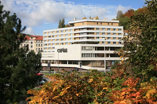 Krásný pohled na Kurhotel Curie v Jáchymově