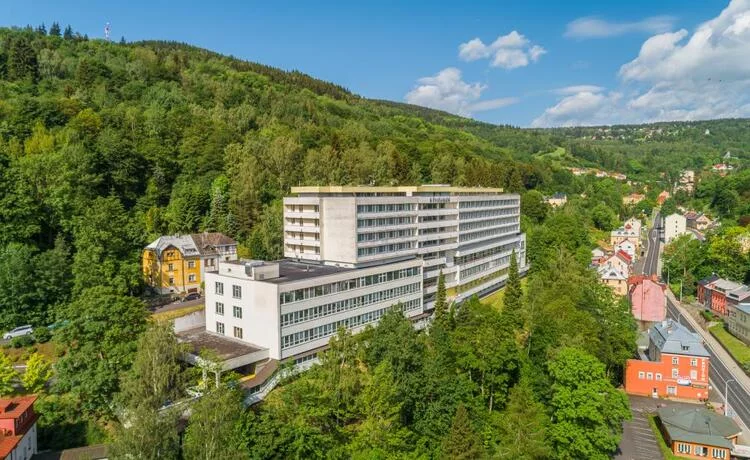 Krásný pohled na hotel Běhounek obklopený zelení