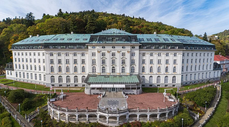 denní pohled na hotel Radium Palace v Jáchymově