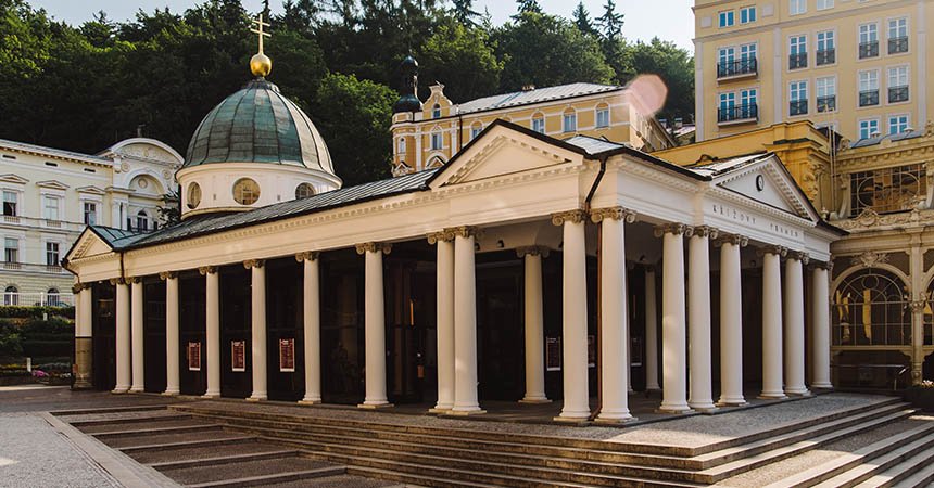 Minerální prameny v Mariánských Lázních: jak se liší od Karlových Varů