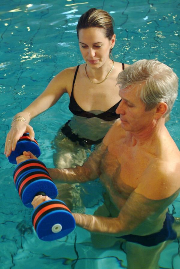 Aktive Bewegung und Physiotherapie ergänzen passive Kuranwendungen für längerfristige Wirkung