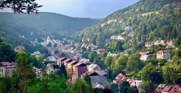 Schöner Blick von einem Aussichtspunkt auf die Stadt Jáchymov