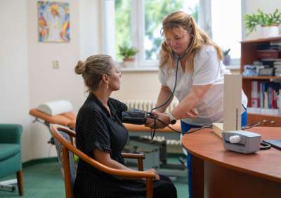 Blutdruckmessung bei einer Frau im Behandlungszimmer des Spa Hotel Royal in Marienbad.
